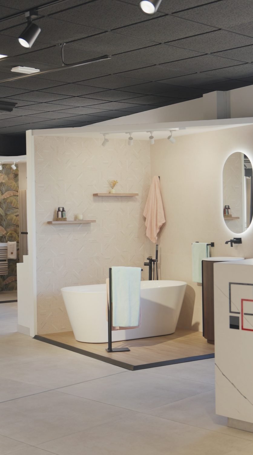 Ambiente con bañera exenta en el showroom